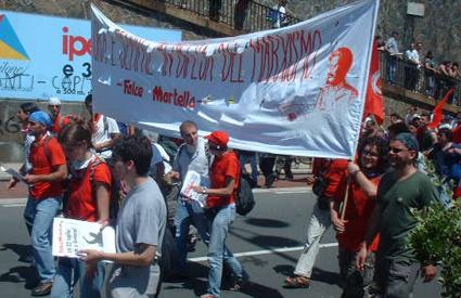 Trotsky banner at G8 protest in Genoa